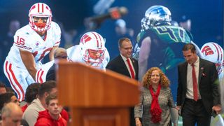 Streaks alive, stirring change carries OK State, Wisconsin into bowl (College Football)