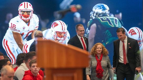 Streaks alive, stirring change carries OK State, Wisconsin into bowl (College Football)