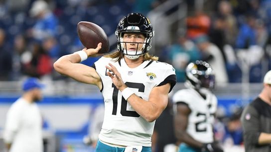Jags QB Trevor Lawrence exits with leg injury (NFL)