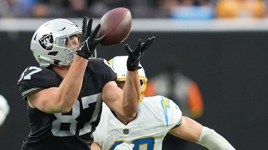 Derek Carr, Davante Adams lead Raiders past Chargers (NFL)
