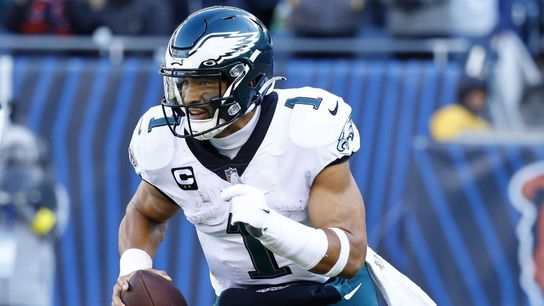 Jalen Hurts runs, throws Eagles past Bears 25-20 (NFL)
