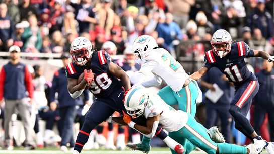 Patriots slip past Dolphins, keep playoff hopes alive (NFL)