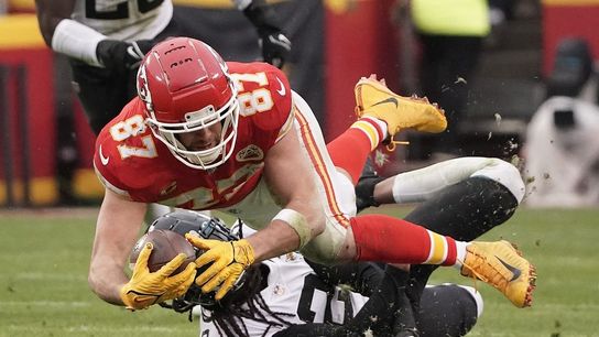 Reports: Chiefs TE Travis Kelce (back) to play vs. Bengals (NFL)