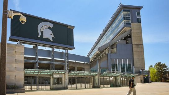Former Michigan State coach Denny Stolz dies at 89 (College Football)