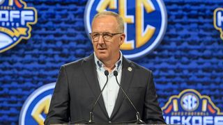 Tieless SEC chief pays homage to Mike Leach (College Football)
