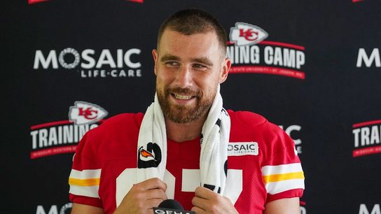 Chiefs TE Travis Kelce hyperextends knee in practice (NFL)