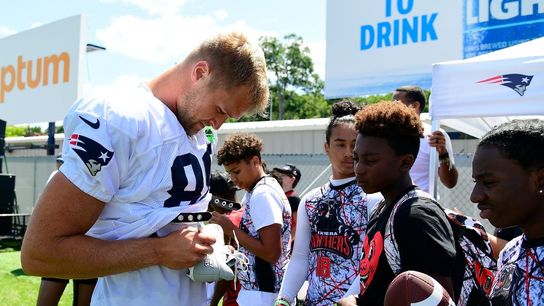 Report: Pats TE Mike Gesicki out with dislocated shoulder (NFL)
