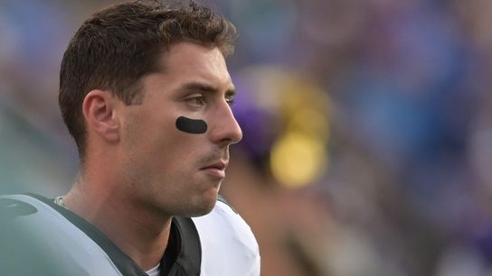 Report: Patriots add QB Ian Book to practice squad (NFL)