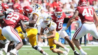 Arkansas knocks off Kent State (College Football)