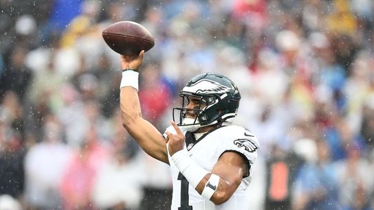 Eagles survive Patriots' comeback attempt, win 25-20 (NFL)