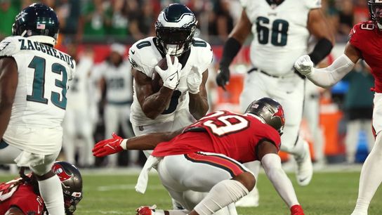 Eagles control clock, top Bucs in battle of unbeaten teams (NFL)