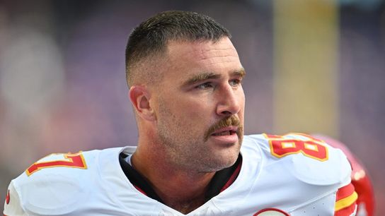 Chiefs TE Travis Kelce suffers apparent right foot injury (NFL)