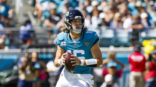 Jaguars QB Trevor Lawrence (knee) injured vs. Colts (NFL)