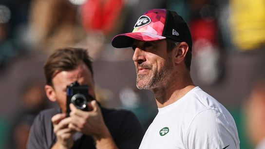 Jets QB Aaron Rodgers throws in warmups without crutches (NFL)