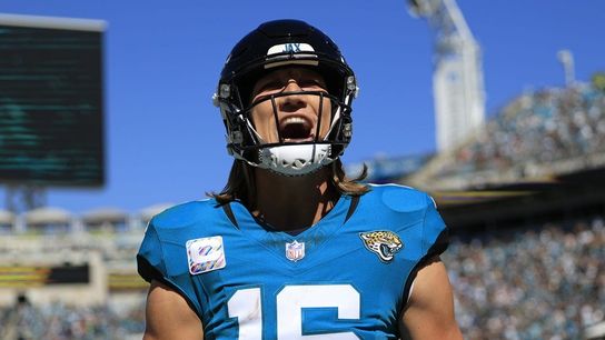 Jaguars QB Trevor Lawrence at practice with knee brace (NFL)