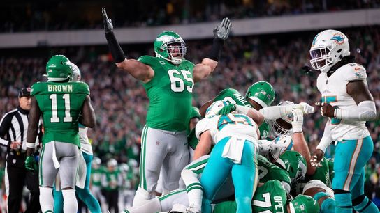 Eagles take care of business late, sink Dolphins (NFL)