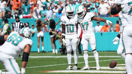 Dolphins' Jaylen Waddle practices; Tyreek Hill (thumb) misses drills with Bucs (NFL)