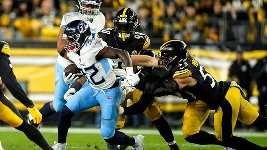 Steelers LB Cole Holcomb (knee) carted off vs. Titans (NFL)