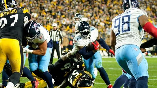 Kenny Pickett tosses late TD as Steelers hang on to beat Titans (NFL)