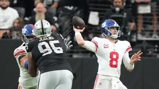 Giants QB Daniel Jones (knee) departs vs. Raiders (NFL)