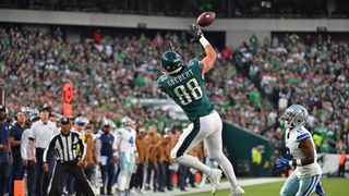 Eagles TE Dallas Goedert (forearm) hurt vs. Cowboys (NFL)