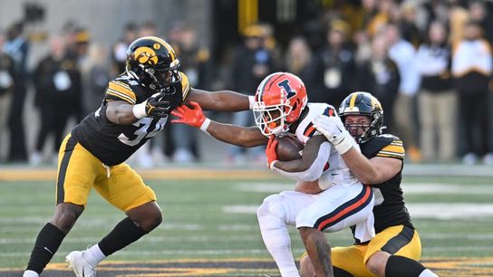 No. 16 Iowa pulls off late win over Illinois (College Football)