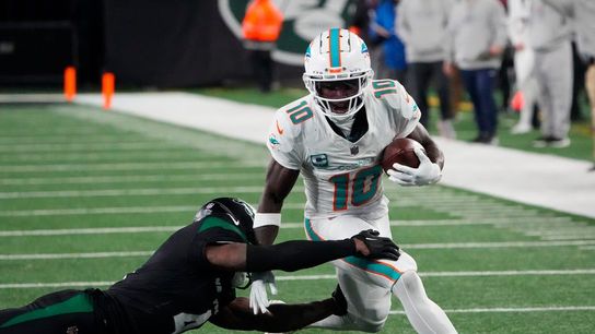 Chasing 2,000, Dolphins WR Tyreek Hill questionable vs. Jets (NFL)