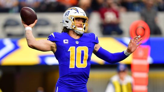 Chargers QB Justin Herbert (finger) exits game vs. Broncos (NFL)