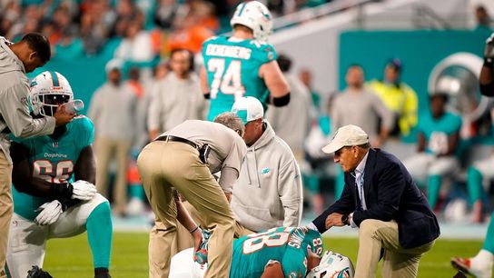 Dolphins C Connor Williams out for year, WR Tyreek Hill day-to-day (NFL)