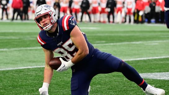 Patriots TE Hunter Henry downgraded to out vs. Broncos (NFL)