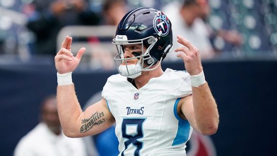 Titans rookie QB Will Levis carted off vs. Texans (NFL)