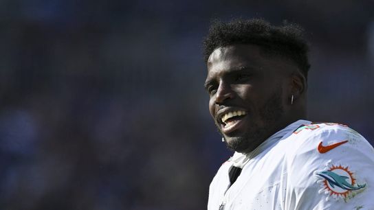 Dolphins fighting injuries, elements, Chiefs in wild-card game (NFL)
