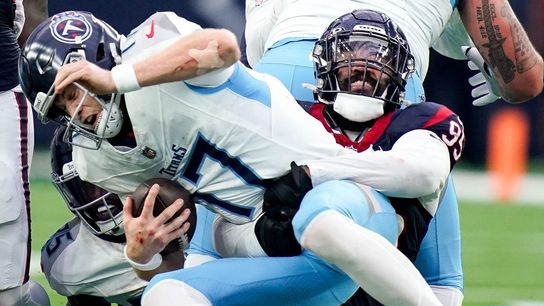 Texans re-sign DE Derek Barnett, LB Neville Hewitt (NFL)