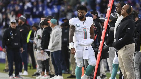 Dolphins QB Tua Tagovailoa injures throwing shoulder vs. Ravens (NFL)