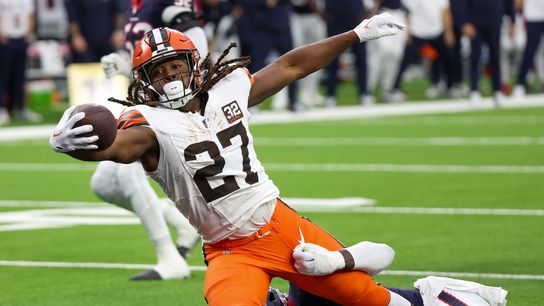Chiefs sign RB Kareem Hunt to active roster (NFL)