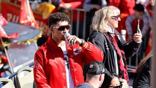 Report: Patrick Mahomes to restructure pact, lessen Chiefs' cap hit (NFL)