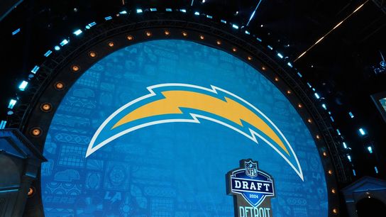 Chargers escape inoperable elevator in Dallas (NFL)