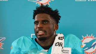 Dolphins WR Tyreek Hill wearing brace on right hand (NFL)