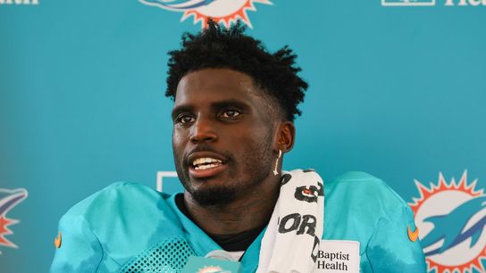 Dolphins WR Tyreek Hill wearing brace on right hand (NFL)