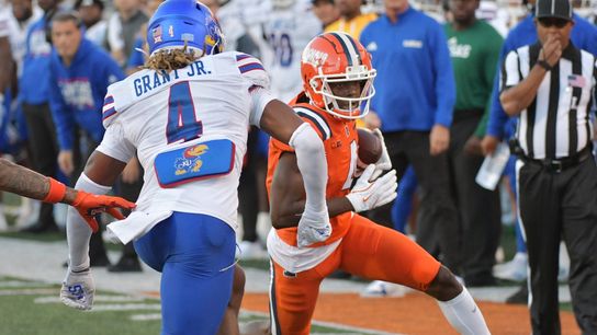 Illinois scores late, forces 4 turnovers to stun No. 19 Kansas (College Football)