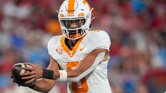 No. 7 Tennessee hesitant to pull reins on freshman QB (College Football)