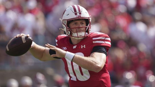Report: Wisconsin QB Tyler Van Dyke (knee) out for year (College Football)