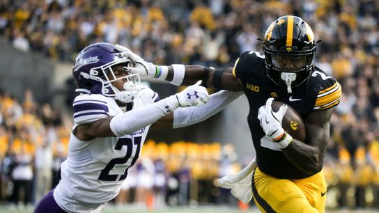 After 2nd-quarter QB change, Iowa reels off 35 unanswered to rout Northwestern (College Football)