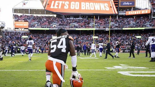 Browns release DE Ogbo Okoronkwo, sign K Andre Szmyt (NFL)