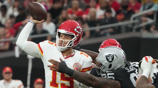 Patrick Mahomes, Chiefs hold off Raiders to stay unbeaten (NFL)