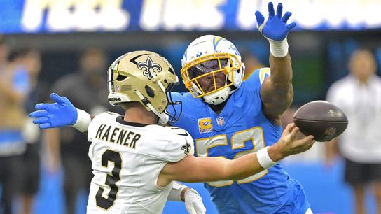 Report: Chargers re-sign LB Khalil Mack to $18M deal (NFL)