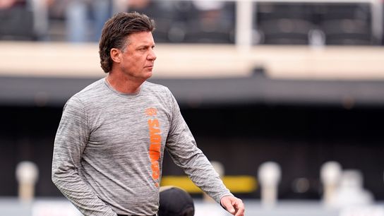 Reports: Oklahoma State coach Mike Gundy in stalemate with school (College Football)