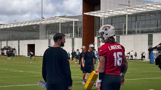 Jaguars QB Trevor Lawrence pushing to play, not ruling out surgery (NFL)