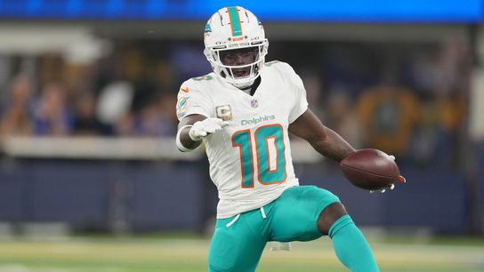 Dolphins WR Tyreek Hill (wrist) plans to play, claims surgery on table (NFL)