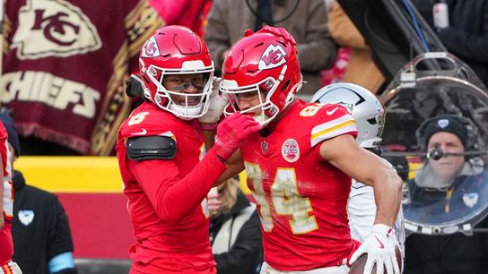 Chiefs first to clinch playoff spot after edging Raiders (NFL)